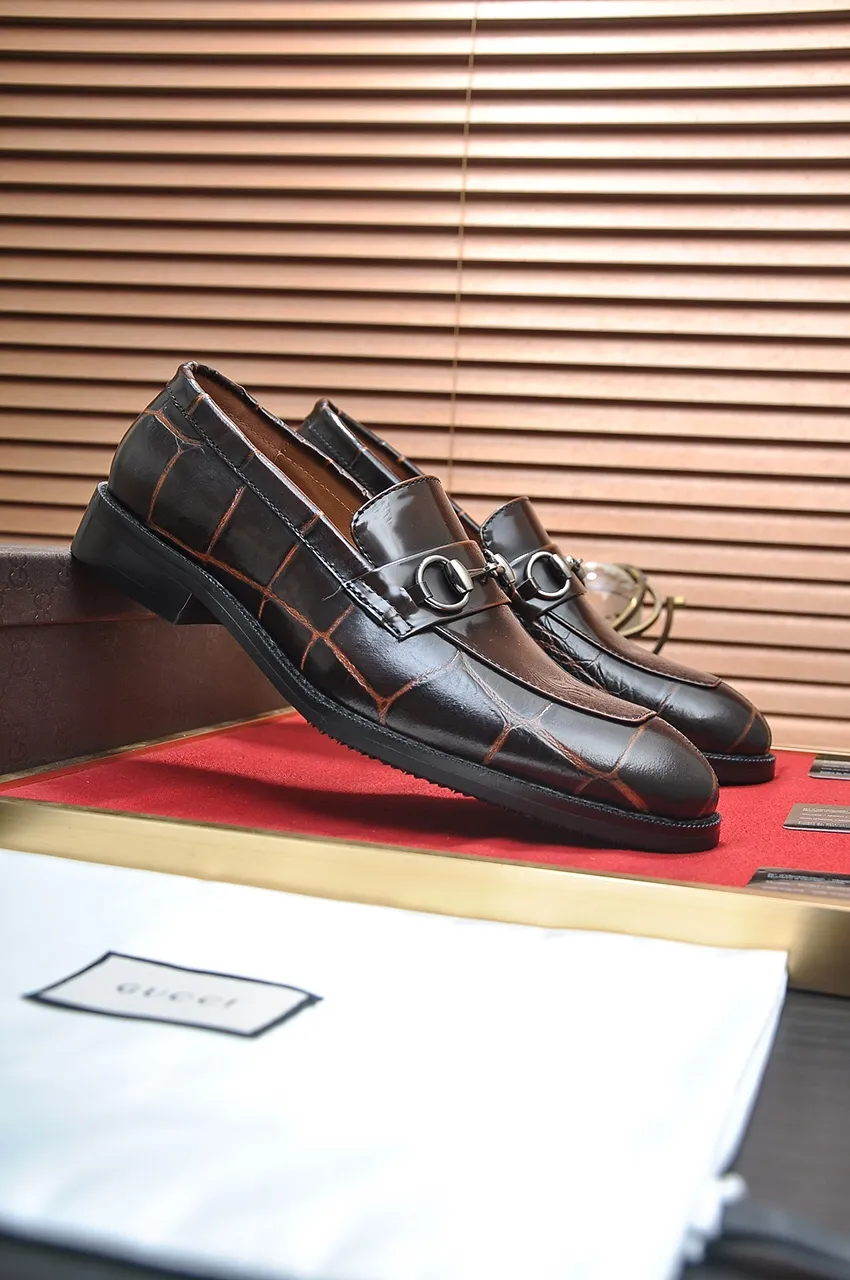 Men's shoes💰460💶Italy's top luxury men's shoe giant [GUCCI] has arrived in new style🍃Original European style🔰 Pleasant to the eye😍In order to make the shoes more durable and non-deformable🌀The production continues to follow traditional methods but there is still no lack of innovation💪The original sheepskin is chosen for the leather♻Smooth, natural and extra bright⭐Made of imported cowhide, the first choice of the rich 38-45 (45 customized)